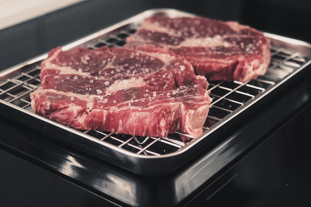 Moderner Dörrautomat mit 10 Edelstahl-Einsätzen zur Haltbarmachung von Obst, Gemüse und Kräutern für eine nachhaltige Küche ohne Abfall.