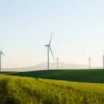 Nahaufnahme des Victron SmartSolar MPPT 75/10 Ladecontrollers auf einem Balkongeländer, verbunden mit einem kleinen Solarmodul und einer Powerstation, um nachhaltig Strom für den Zero-Waste-Haushalt zu erzeugen.