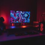 Ein rechteckiger Komposter aus verzinktem Stahl mit Lattenwänden, gefüllt mit Gartenabfällen wie Grünschnitt und Laub, in einem Garten stehend.