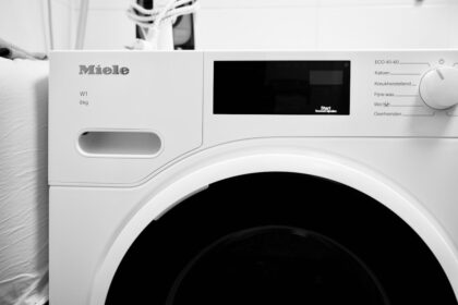 Zwei Haushaltsgeräte, eine Waschmaschine und ein Trockner, nebeneinander aufgestellt in einem modernen Badezimmer.