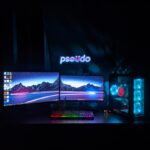 Eine faltbare Solar-Powerbank mit Magnetverschluss lädt ein Smartphone nachhaltig unter freiem Himmel auf.