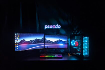 Eine faltbare Solar-Powerbank mit Magnetverschluss lädt ein Smartphone nachhaltig unter freiem Himmel auf.