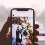 Apple iPhone 17 in Grün mit nachhaltigem BlueBuilt Panzerglas, umgeben von Zero-Waste-Alltagsgegenständen wie einem Stoffbeutel, einer Edelstahlflasche und einem Bambus-Ladegerät.