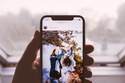 Apple iPhone 17 in Grün mit nachhaltigem BlueBuilt Panzerglas, umgeben von Zero-Waste-Alltagsgegenständen wie einem Stoffbeutel, einer Edelstahlflasche und einem Bambus-Ladegerät.