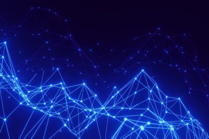 Ein moderner Trinkwasserfilter aus Edelstahl, direkt am Wasserhahn montiert, füllt eine Glasflasche mit gefiltertem Wasser.