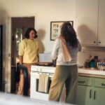 Rommelsbacher Dörrautomat DA750 auf einem Küchentisch, umgeben von geschnittenem Obst, Gemüse und Kräutern, die getrocknet werden.