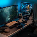 Eine faltbare Solarzelle lädt eine Powerbank in einer Wiese auf, daneben liegen ein Smartphone und eine nachhaltige Trinkflasche.