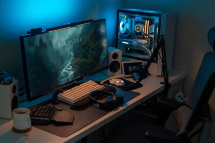 Eine faltbare Solarzelle lädt eine Powerbank in einer Wiese auf, daneben liegen ein Smartphone und eine nachhaltige Trinkflasche.