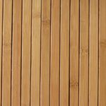 Eine nachhaltige Bambus-Zahnbürste mit Naturborsten liegt auf einem Holzbrett neben frischen Minzzweigen.