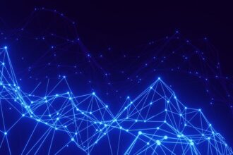 Grauer Schrank mit drei Fächern für Mülltrennung, beschriftet mit Restmüll, Papier und Verpackung.