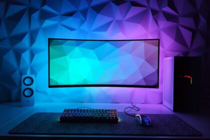 Graue Regentonne im Garten, die Regenwasser vom Dach auffängt – eine praktische Zero-Waste-Lösung zur Bewässerung.