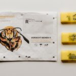 Ein Set aus bunten Bienenwachstüchern, umweltfreundlich verpackt, als nachhaltige Alternative zu Frischhaltefolie für die Aufbewahrung von Lebensmitteln.