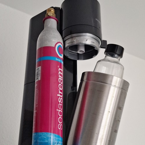 SodaStream Trinkwassersprudler schwarz mit CO2-Zylinder &